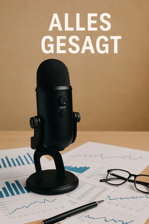 Ein schwarzes Podcast-Mikrofon steht auf einem Schreibtisch. Darunter liegen ausgedruckte Diagramme und Finanzgrafiken.